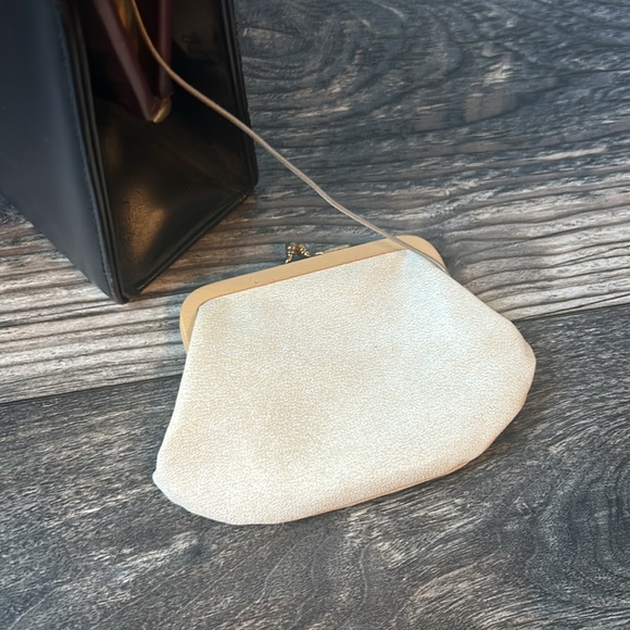 Vintage Palizzio by New York Over the Shoulder Purse With Gold Latch - Picture 5 of 13